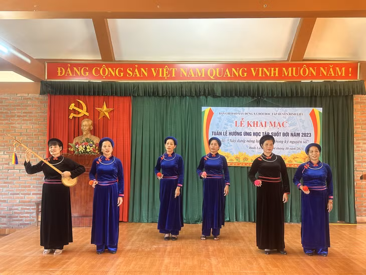 Lễ khai mạc Tuần lễ hưởng ứng học tập suốt đời năm 2023 tại huyện Bình Liêu. (Ảnh cơ sở cung cấp)