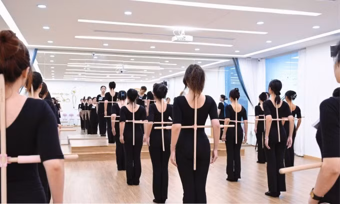 Các học viên đang được sửa tư thế đứng, cách đi lại trong một lớp học phong thái ở TP HCM, ngày 30/9. Ảnh: Thanh Nga