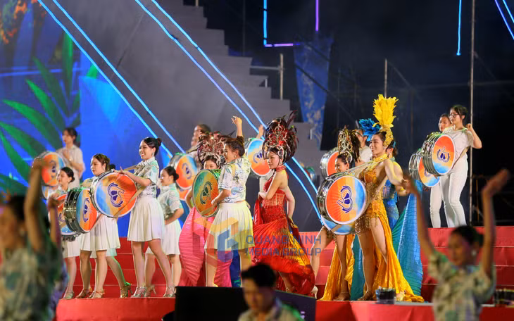 Tiết mục hát múa "Khúc Samba nơi rồng hạ” tràn ngập sắc màu hiện đại, thể hiện những nét đẹp tươi tắn, trẻ trung, hiện đại của TP Hạ Long.