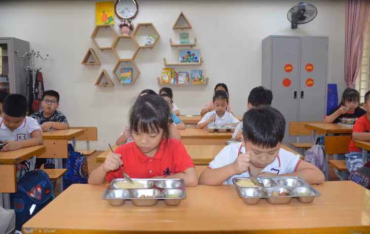 Bữa ăn bán trú của học sinh Trường Tiểu học Lê Hồng Phong (TP Hạ Long).