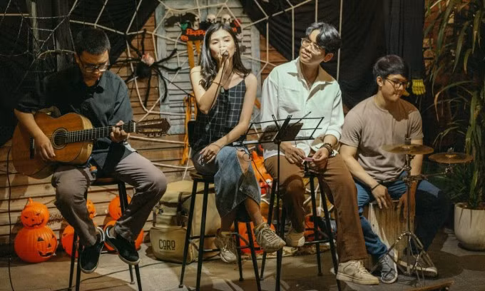 Một góc quán cà phê được trang trí theo chủ đề Halloween. Ảnh: Trăng Non Rooftop