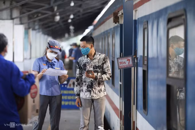 Nhân viên nhà ga kiểm tra thông tin hành khách lên tàu tại ga Sài Gòn. Ảnh: Quỳnh Trần