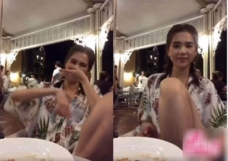 Ngọc Trinh vừa ăn vừa trò chuyện kém duyên nơi công cộng.