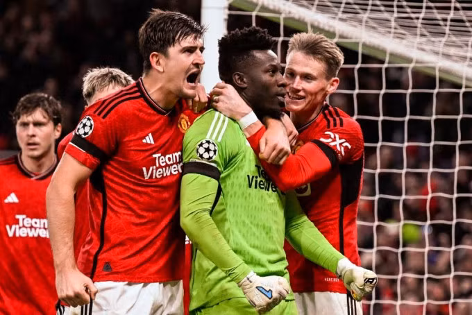 Onana (xanh) ăn mừng sau khi đẩy được quả phạt đền cuối trận đấu Copenhagen ở Champions League. Ảnh: AP