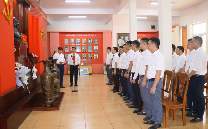 Lễ kết nạp đảng viên mới tại Công ty Than Mạo Khê - TKV. Ảnh: Phạm Cừ (CTV)