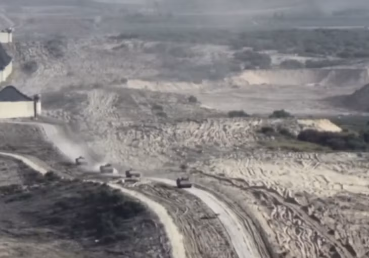 Hình ảnh cắt từ video do IDF công bố cho thấy xe tăng Israel ở Dải Gaza vào ngày 28/102023.