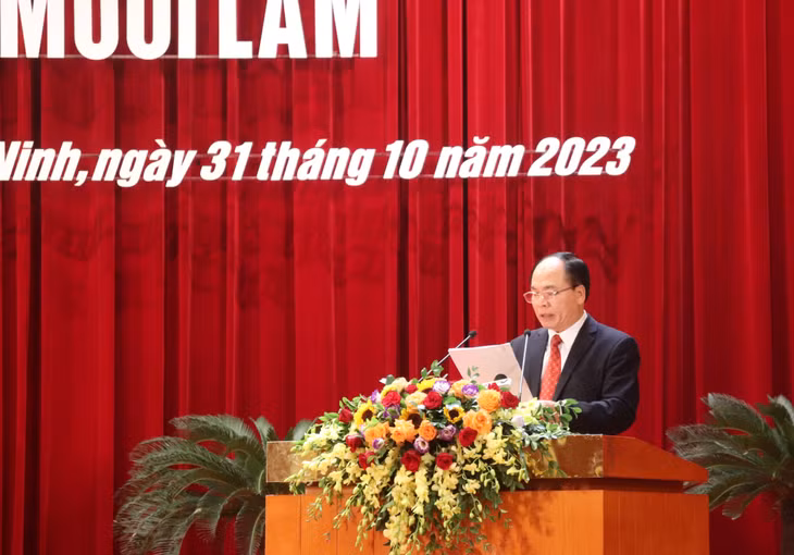 Giám đốc Sở Tài chính trình bày tóm tắt các Tờ trình tại kỳ họp.