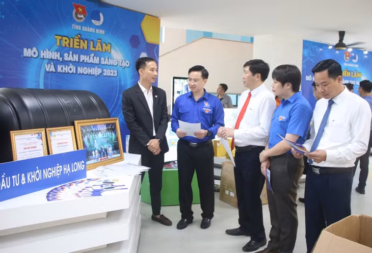 Các đại biểu và đoàn viên thanh niên tham quan các mô hình, sản phẩm khởi nghiệp sáng tạo của thanh niên tại triển lãm.