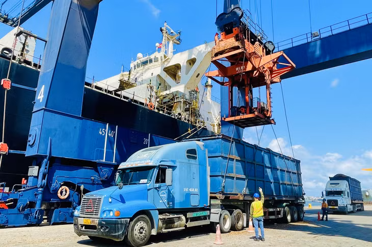 2023-10_Hoạt động bốc dỡ hàng hóa tại cảng CICT Cái Lân. Ảnh: Đỗ Phương