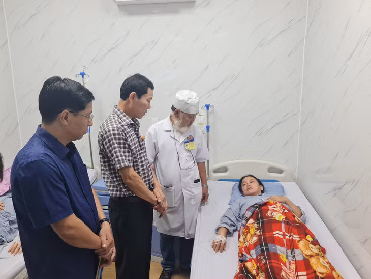 Bệnh viện Phúc Hưng quyết định miễn toàn bộ chi phí điều trị cho hai nữ lao công - Ảnh: TRẦN MAI