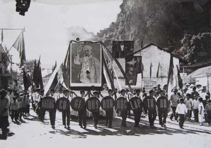 Niềm vui đại thắng 30/4/1975 tại thị xã Hòn Gai.