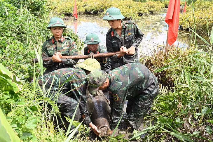 Bộ đội Công binh Bộ CHQS tỉnh rà phá bom mìn, vật liệu nổ, làm sạch hàng trăm ha đất tạo môi trường an ninh, dân sinh góp phần tạo điều kiện phát triển kinh tế của tỉnh.