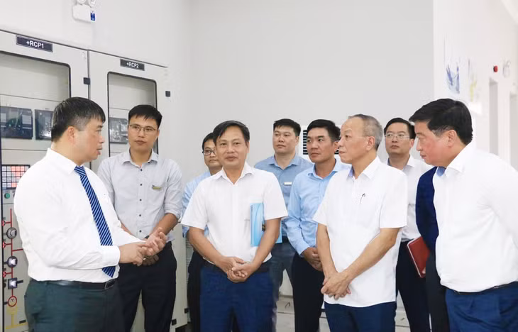 Các đại biểu tham quan công trình trạm biến áp 35/6 KV mặt bằng +26.
