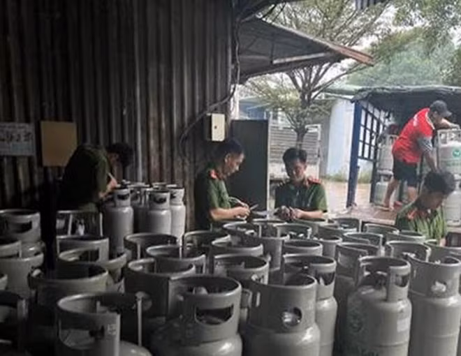 Cơ quan công an đã tạm giữ 728 bình gas LPG thành phẩm, 494 vỏ bình gas LPG. Ảnh: Công an Đồng Nai