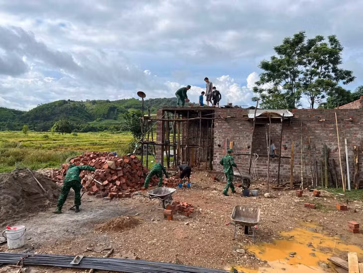 Đồn Biên phòng Quảng Đức giúp đỡ hộ nghèo huyện Hải Hà xây nhà mới. Ảnh: Hữu Việt