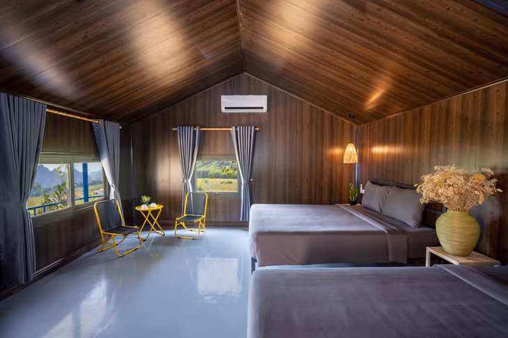 Homestay nhà nổi nằm kế bên những căn nhà của người dân, nhìn ra bao la là núi đá, đồng cỏ hay đường làng bình yên. Trải nghiệm sẽ càng ấn tượng vào mùa lũ, khi homestay sẽ nổi lên khi nước lũ dâng để du khách có thể tiếp tục sinh hoạt bình thường trong điều kiện đầy đủ tiện nghi.