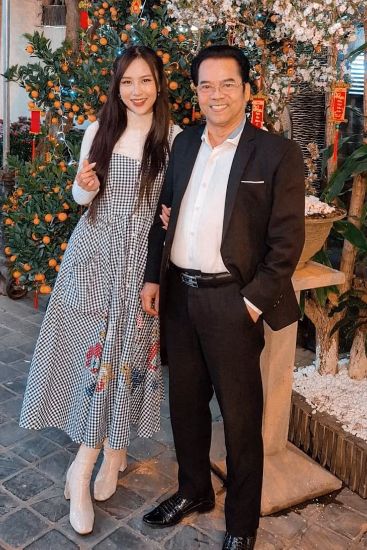 NSND Trần Nhượng chụp cùng con gái, Anh Phương (Ảnh: Facebook nhân vật).