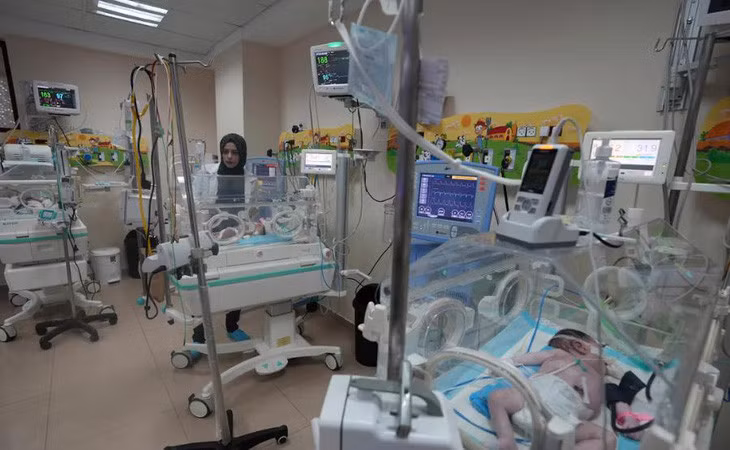 Một bác sĩ Palestine điều trị cho một bé sinh non tại Bệnh viện Al Aqsa ở Deir el-Balah, Gaza, ngày 22-10 - Ảnh: CNN