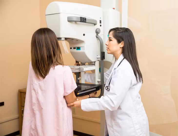 Phụ nữ từ 40 tuổi trở lên nên sàng lọc ung thư vú định kỳ. Ảnh minh họa: Medlineplus