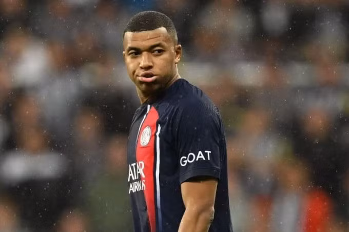 Mbappe thất vọng khi không có nhiều bóng ở trận đấu tại St James' Park. Ảnh: AP
