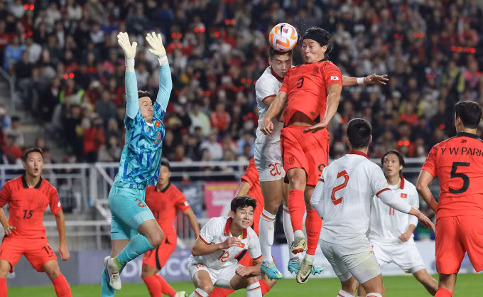 Việt Nam (áo trắng) thua chủ nhà Hàn Quốc (áo đỏ) 0-6 ở trận giao hữu hôm 17/10. Ảnh: News1