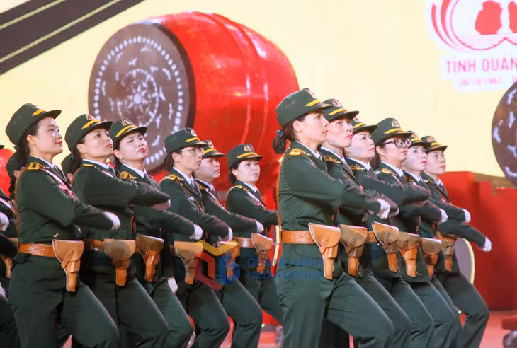 Nữ quân nhân Bộ Chỉ huy Quân sự tỉnh trang nghiêm, tự hào diễu hành trong ngày lễ trọng đại.