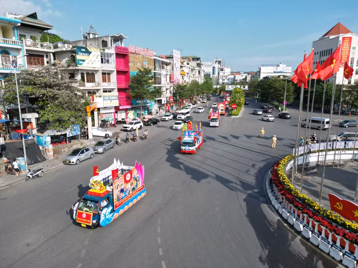 Đoàn xe di chuyển qua vòng xoay Kênh Liêm.