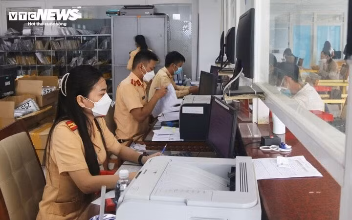 Lực lượng Cảnh sát Giao thông Công an TP Đà Nẵng làm thủ tục cấp đổi biển số xe cho người dân. (Ảnh: Xuân Tiến)