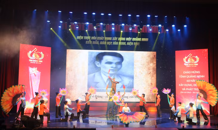Phần thi sân khấu hóa của đội thi Đảng bộ TP Uông Bí với chủ đề "Sống vì Đảng - chết cũng không rời Đảng".
