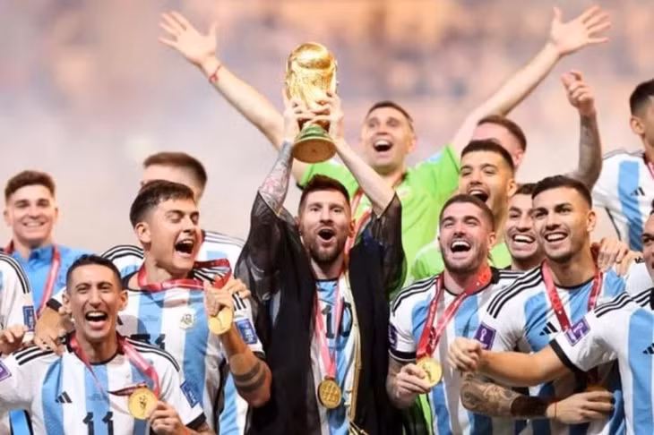 Messi cùng Argentina vô địch World Cup 2022 tại Qatar. Ảnh: The Mirror.