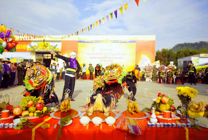 Ngày hội văn hoá dân tộc Tày và Ngày hội Văn hóa - Thể thao các dân tộc huyện Ba Chẽ được tổ chức trong tháng 10 đầy ý nghĩa. Sắc màu rực rỡ, thanh âm nhộn nhịp và nhiều nét đẹp văn hóa truyền thống đặc sắc của lễ hội đã góp phần tạo không khí phấn khởi, hân hoan chào đón ngày kỷ niệm trọng đại của tỉnh.