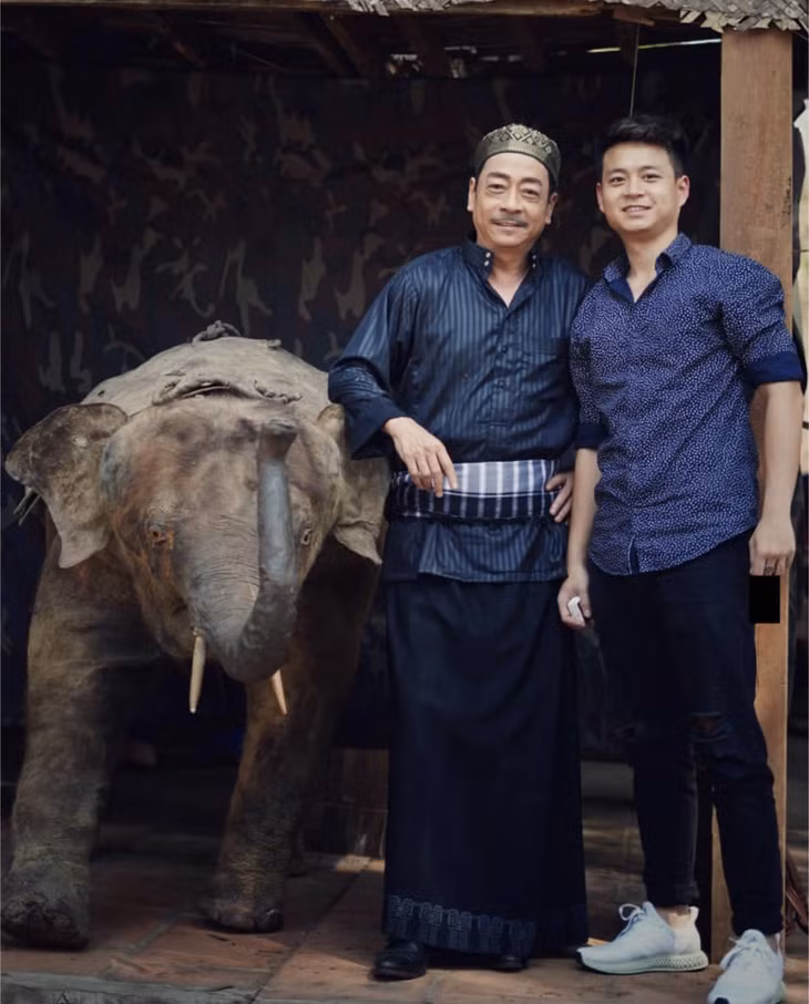 Triều Dương chụp ảnh cùng bố (Ảnh: Facebook nhân vật).