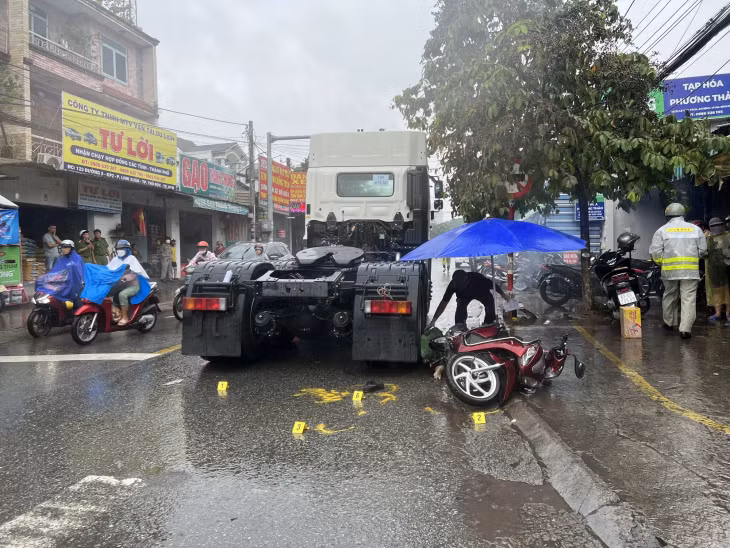Hiện trường vụ tai nạn khiến người mẹ tử vong, cô con gái được người dân kéo ra từ gầm xe.