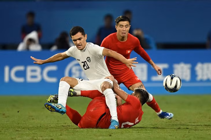Olympic Uzbekistan (áo trắng) vượt trội các cầu thủ Hong Kong (TQ). Ảnh: Reuters