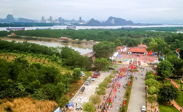 Lễ hội Bạch Đằng là một hoạt động văn hóa truyền thống được tổ chức để tưởng nhớ và tỏ lòng biết ơn của người dân với những anh hùng dân tộc trong công cuộc chống giặc ngoại xâm bảo vệ và xây dựng đất nước.