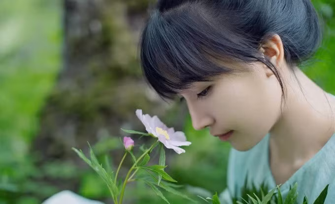 Lý Tử Thất 33 tuổi, làm video nấu ăn, cuộc sống đồng quê từ năm 2016, nổi tiếng nhờ các thước phim đẹp, tỉ mỉ. Ảnh: Weibo/Li Ziqi
