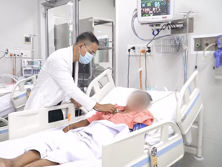 Bác sĩ khoa bệnh nhiệt đới Bệnh viện Chợ Rẫy vừa đào thải độc chất, vừa điều trị biến chứng cho bệnh nhân P.M.T. (55 tuổi, ngụ tỉnh Tiền Giang) bị ngộ độc sau khi uống sữa - Ảnh: Bệnh viện cung cấp