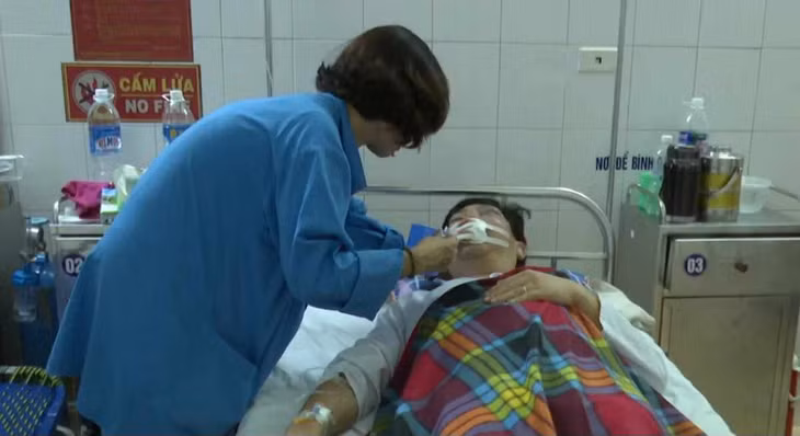Trung tá Đặng Xuân Hoàn đang điều trị tại Bệnh viện Đa khoa tỉnh Hải Dương. Ảnh: CTV