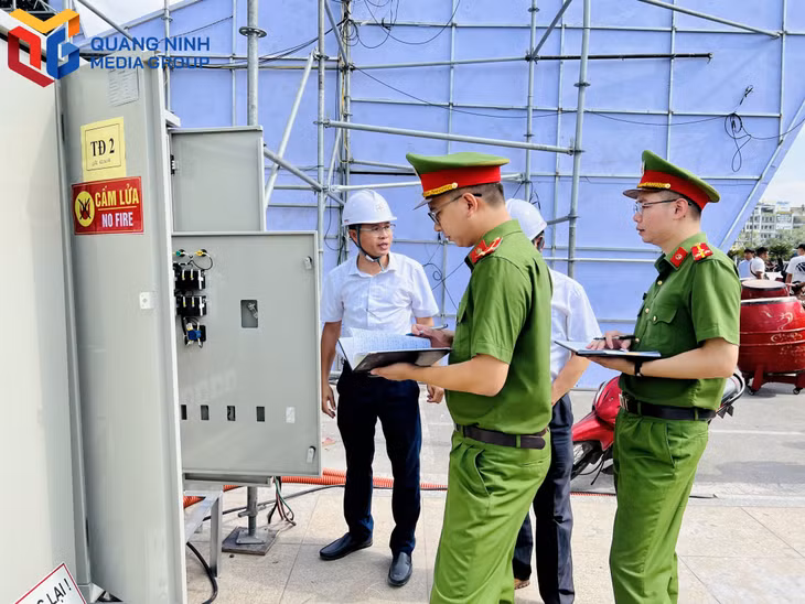 Cảnh sát PCCC&CNCH (Công an tỉnh) kiểm tra các tủ cấp điện phía sau sân khấu.