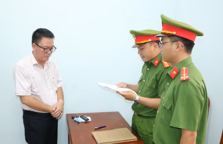 Cơ quan CSĐT tống đạt quyết định khởi tố bị can.