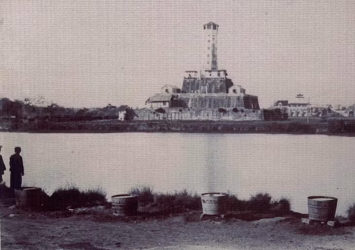 Kỳ Đài (Cột cờ Hà Nội) được chuyển thành tháp canh, năm 1888 - 1891. Thời điểm này, hồ nước phía trước Kỳ Đài vẫn còn. Ảnh chụp từ triển lãm: Nhật Minh