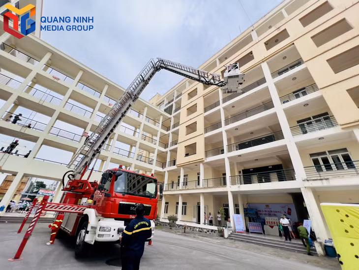 Hoạt động trải nghiệm thoát nạn từ trên cao bằng xe thang.