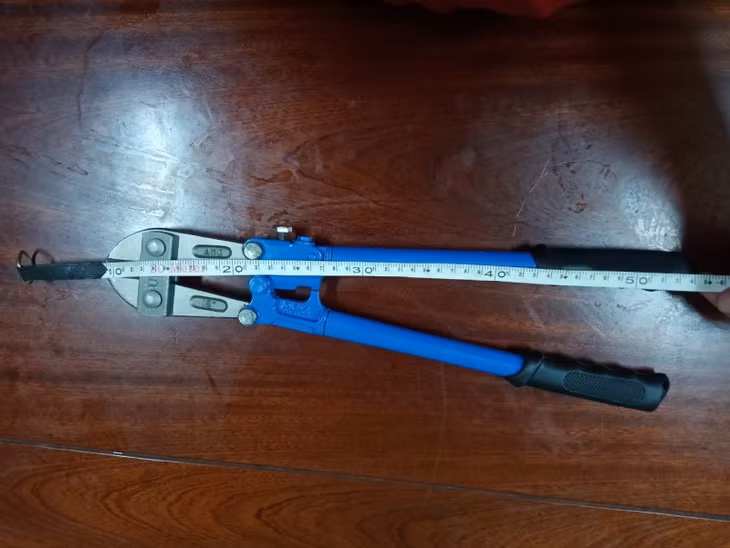 Kềm cộng lực được Phương sử dụng để phá khóa trộm cắp.