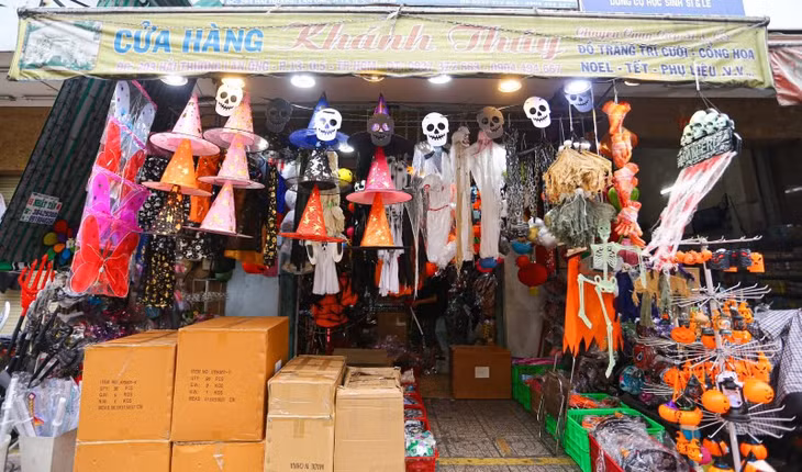 Các sản phẩm với màu chủ đạo đen, cam, trắng... làm nổi bật các cửa hàng dọc tuyến đường này.
