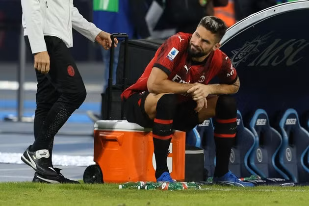Giroud bật khóc bên ngoài đường pitch.