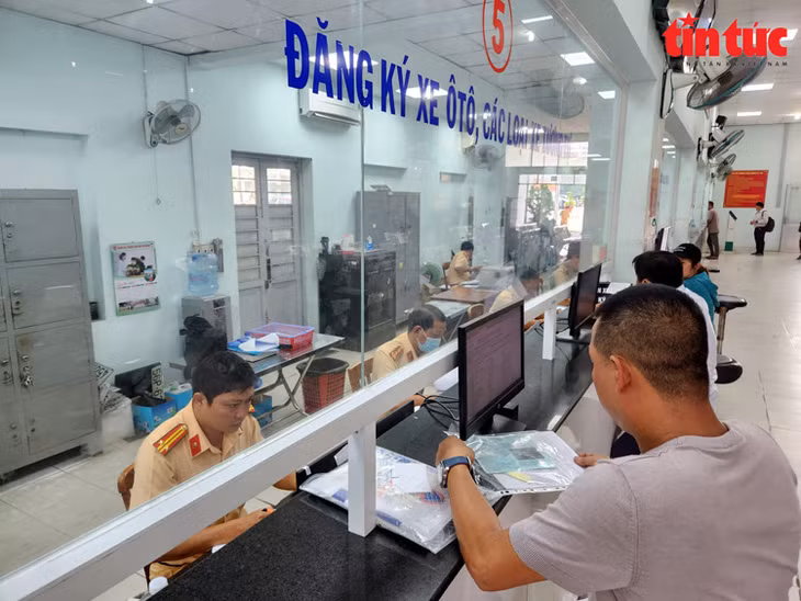 Người dân thực hiện các thủ tục hành chính tại cơ quan công an TP Hồ Chí Minh. Ảnh: Mạnh Linh/Báo Tin tức