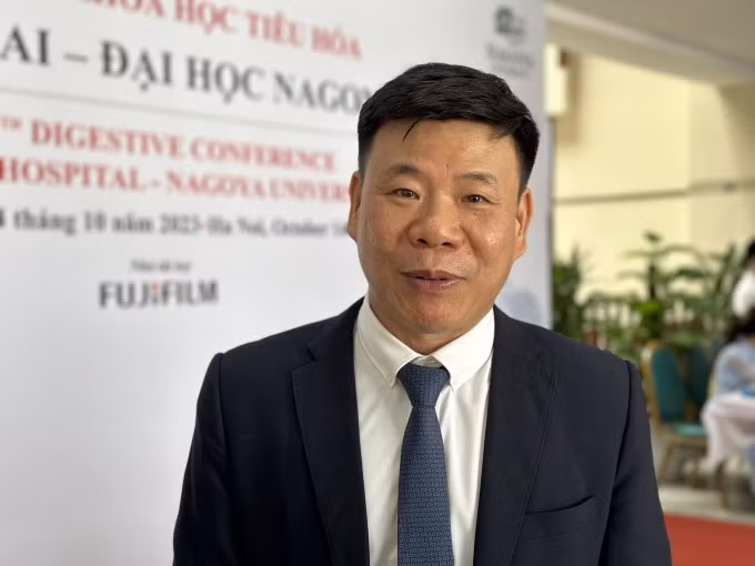 PGS.TS Nguyễn Công Long, Giám đốc Trung tâm Tiêu hóa – Gan mật, chia sẻ tại hội thảo. Ảnh: Lê Nga