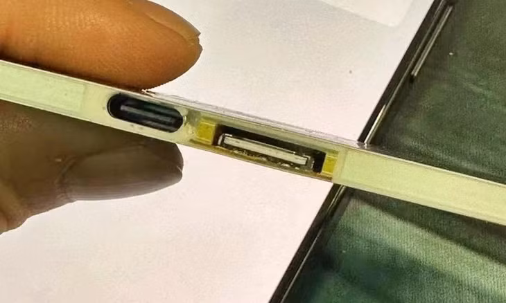 Thẻ chuyên dụng giúp mở khóa iPhone 15 lock (trái), khe cắm sim và cổng sạc USB-C tích hợp trên thẻ (phải). Ảnh: Lương Đức