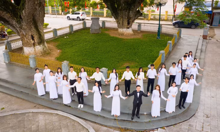 Hoàng Tùng tự hào về bức tranh quê hương hùng vĩ, quê hương ngày càng phát triển. Hình ảnh trong MV do Hoàng Tùng thể hiện trong chùm 60 MV bài hát về Quảng Ninh.