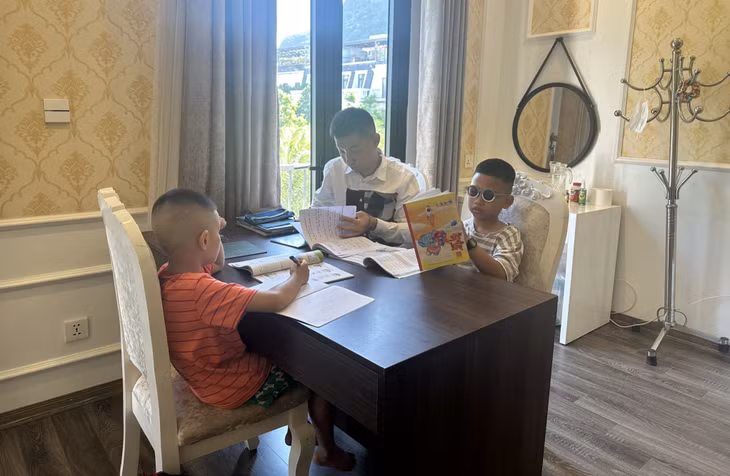 Trẻ mắc bệnh đau mắt đỏ (áo kẻ, đeo kính) được chăm sóc tại nhà.